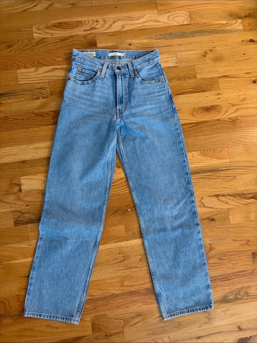 Levi’s Classic Light Wash Straight-Leg Jeans. Size 24